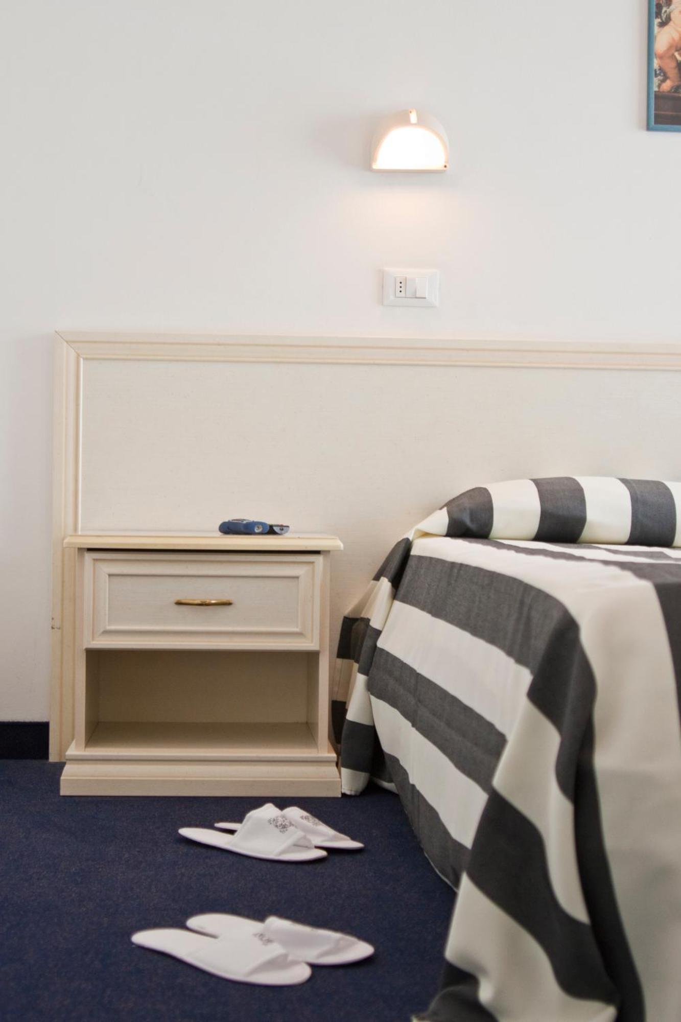 Residence Divina Римини Экстерьер фото